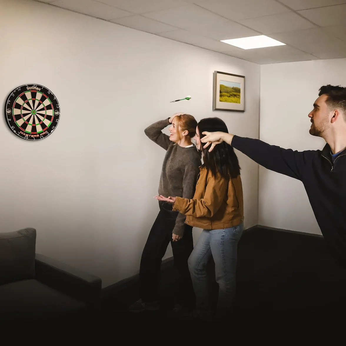 Winmau Masters Pro Dartscheibe mit Oche-Linie & 6 Steeldarts – PDC Steeldartscheibe, Hochdichte Sisal, Ultra-Dünnes Drahtsystem | Erhältlich als Einzel-Set oder Dartschrank-Set mit Dart Zubehör