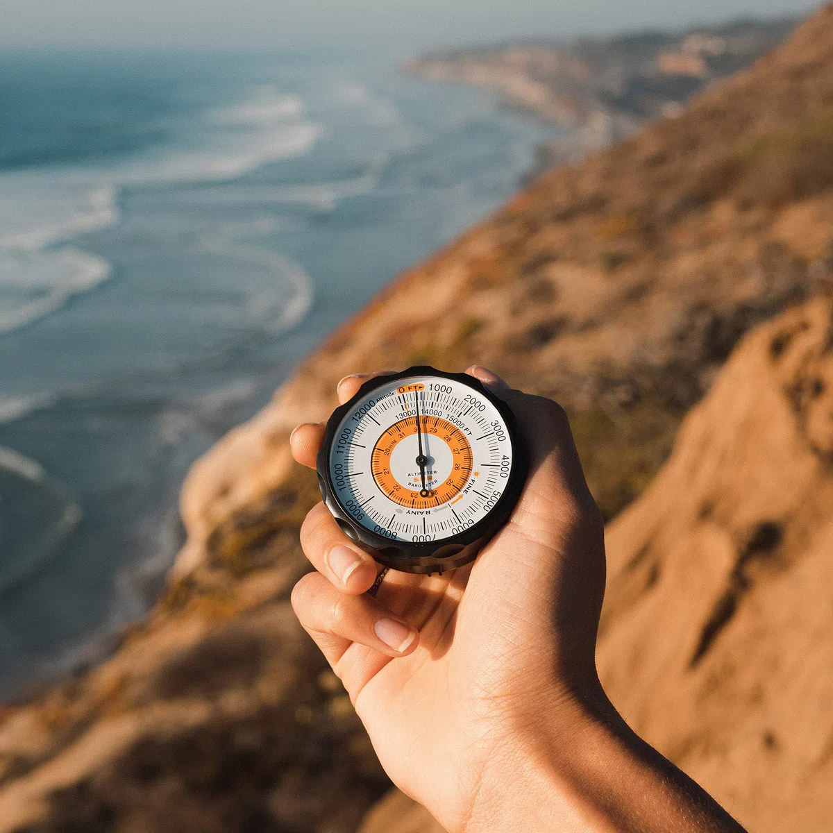 Sun Company Höhenmesser 202M - Batteriefreier Höhenmesser und Barometer | Wetter-Trendanzeige mit weichem Lederetui | Liest Höhe von 0 bis 5.000 Metern, Schwarz