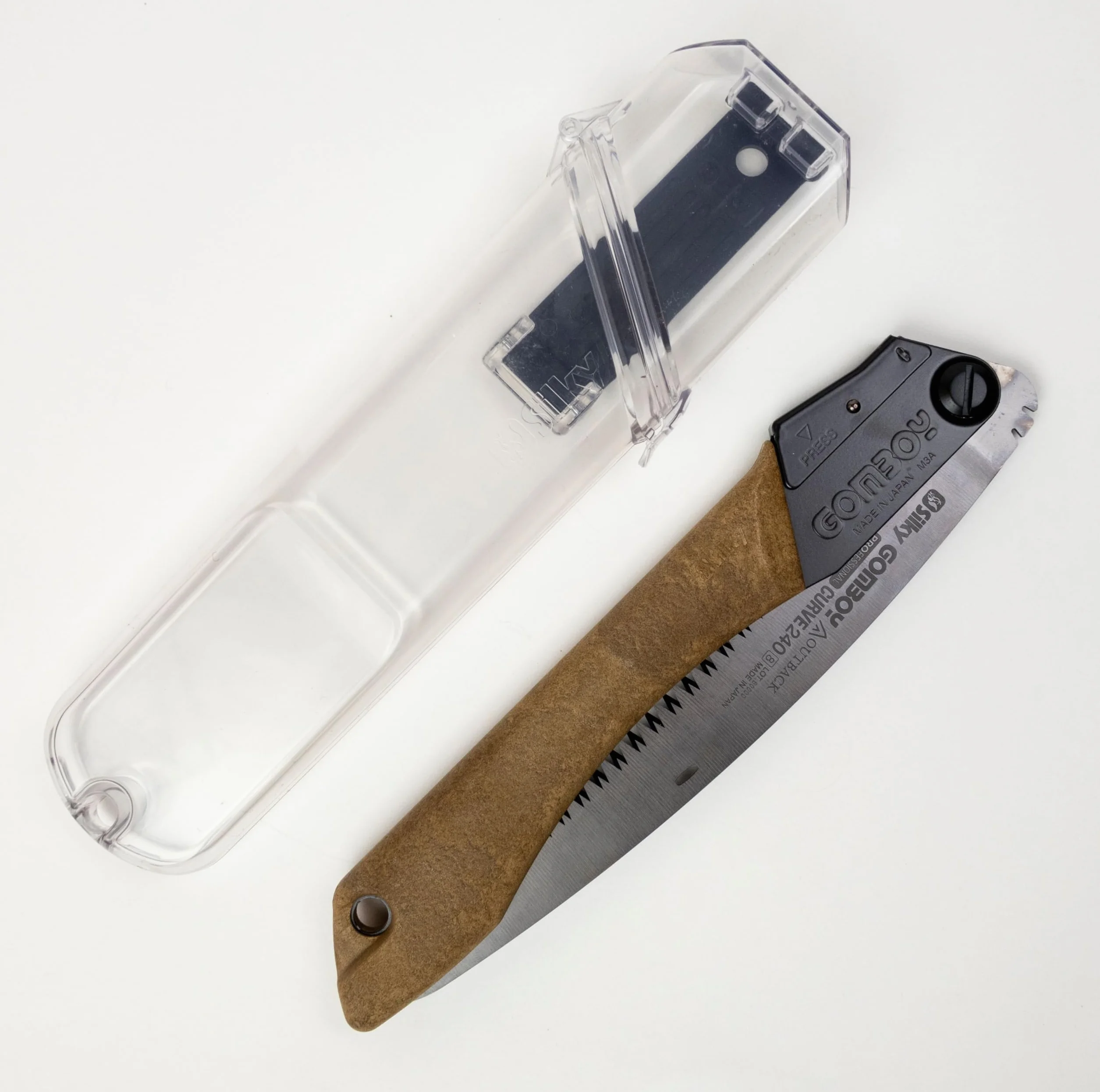 SILKY- Gomboy Curve Outback Edition 240 mm: grob verzahnte Klappsäge (8 Z/30 mm) mit gebogener Klinge aus Premium Japanese Steel, schwarzer Nickel-Zinn-Beschichtung – Bushcraft & Jagd.