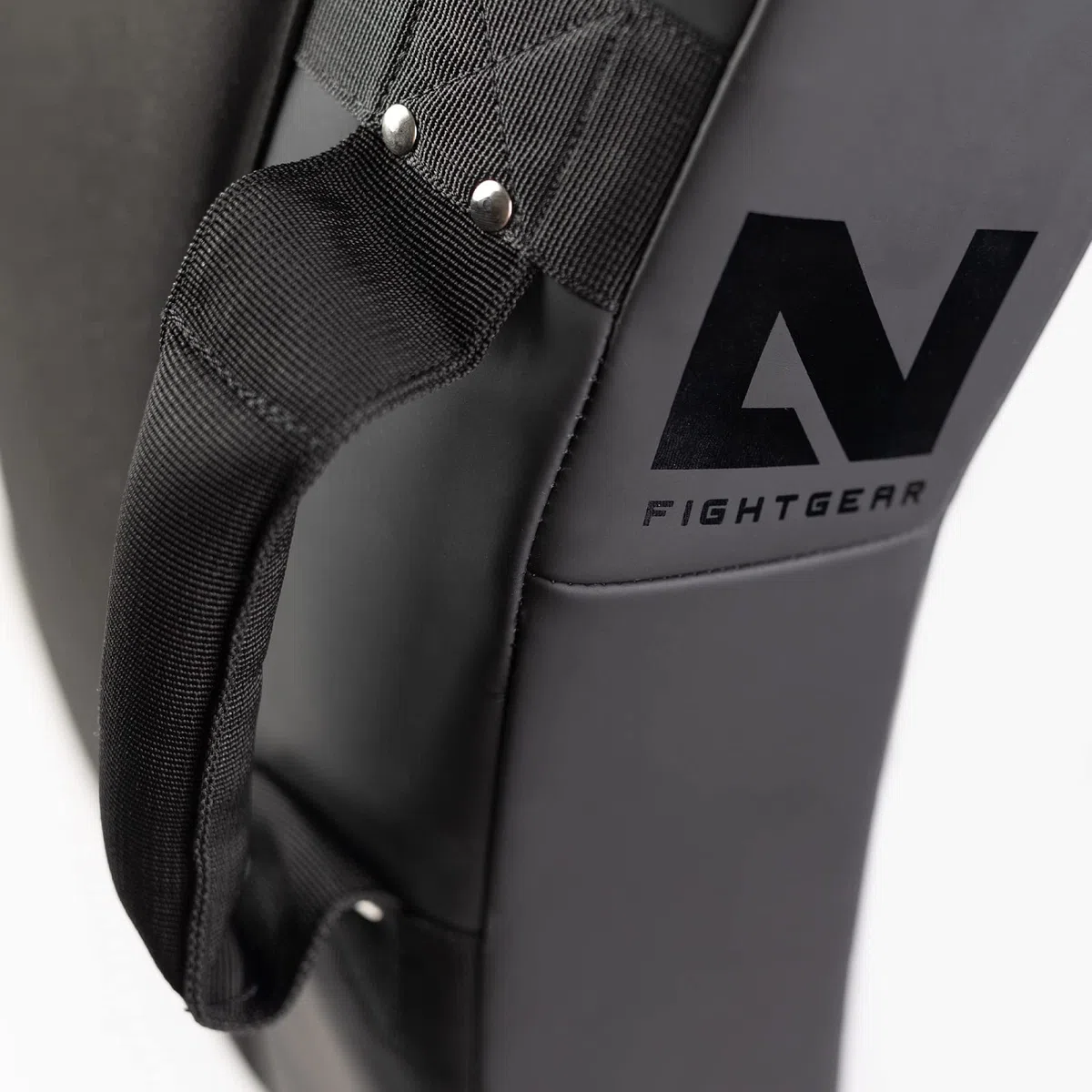 LNX Schlagpolster Pratze Ultimatte gebogen - Mattschwarz Ultimatte Black XL Stoßkissen Pratze für Kickbox- Muay Thai Training usw.