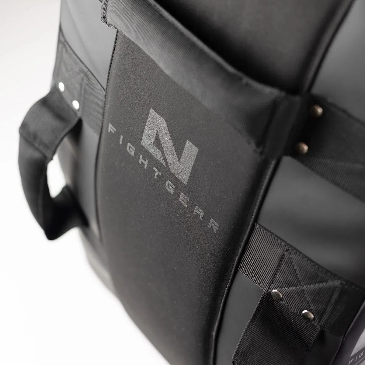 LNX Schlagpolster Pratze Ultimatte gebogen - Mattschwarz Ultimatte Black XL Stoßkissen Pratze für Kickbox- Muay Thai Training usw.