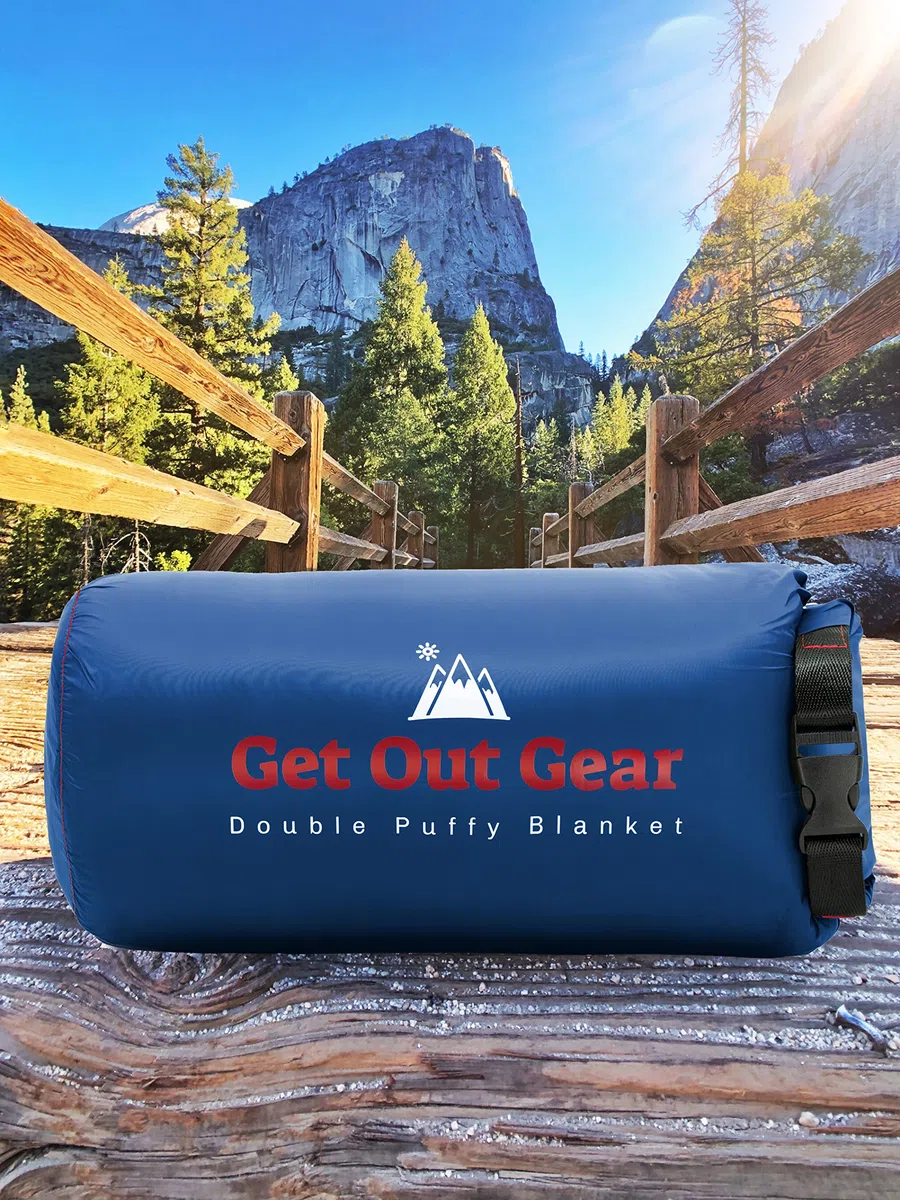 Get Out Gear Double Puffy Campingdecke – Extra Puffy, Packbar, Leicht und Warm | Ideal für Outdoor, Reisen, Stadion, Festivals, Strand, Hängematte | Wasserabweisende Campingdecke (Blau/Rot)