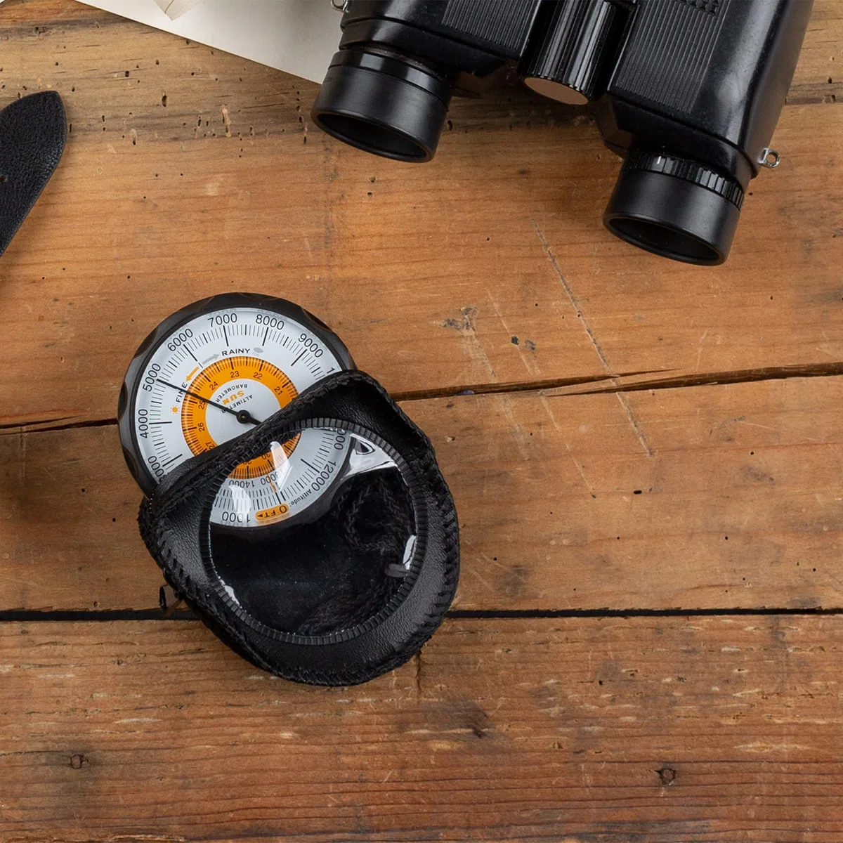 Sun Company Höhenmesser 202M - Batteriefreier Höhenmesser und Barometer | Wetter-Trendanzeige mit weichem Lederetui | Liest Höhe von 0 bis 5.000 Metern, Schwarz