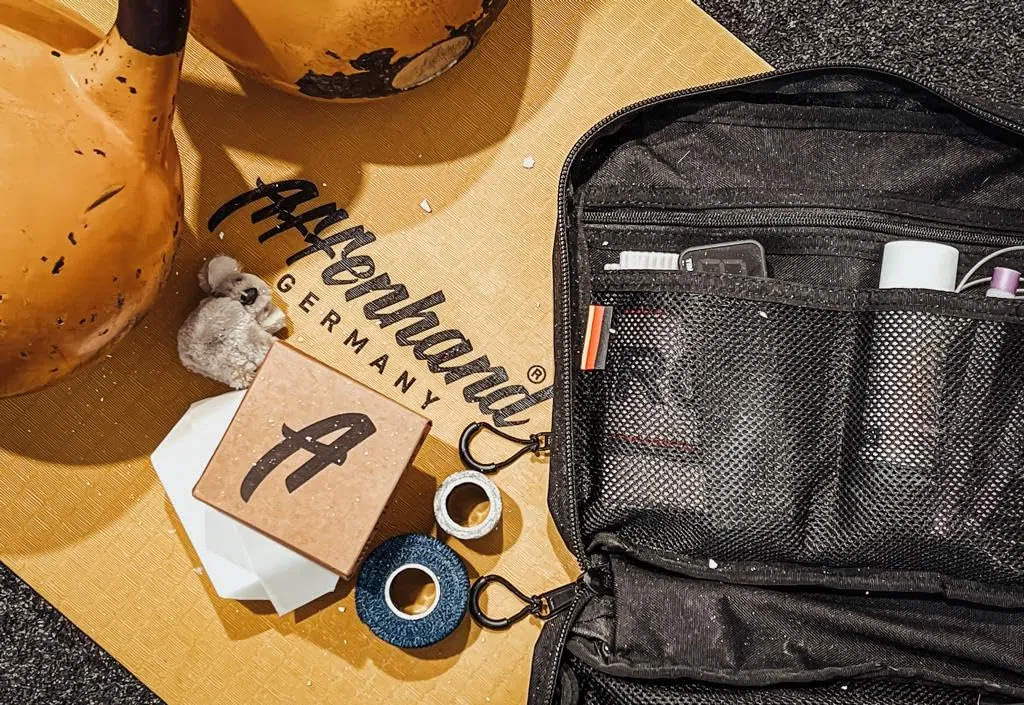 Affenhand Ausrüstungstasche – Strapazierfähige Trainingstasche aus Nylon mit Trockenfach, Netzfächern, YKK-Reißverschluss, großer Klettfläche und Tragegriff – Ordnung für Grips, Springseile & Zubehör