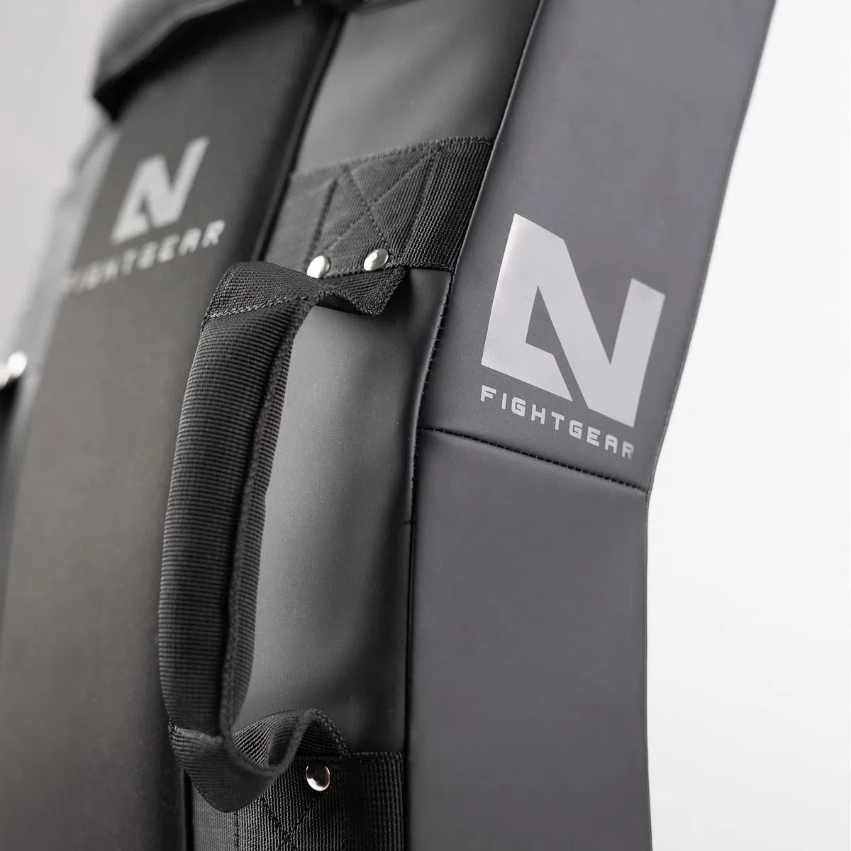 LNX Schlagpolster Pratze Ultimatte gebogen - Mattschwarz Ultimatte Black XL Stoßkissen Pratze für Kickbox- Muay Thai Training usw.