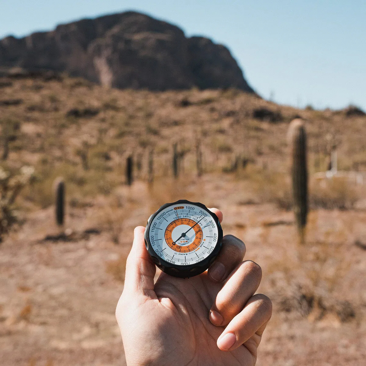 Sun Company Höhenmesser 202M - Batteriefreier Höhenmesser und Barometer | Wetter-Trendanzeige mit weichem Lederetui | Liest Höhe von 0 bis 5.000 Metern, Schwarz