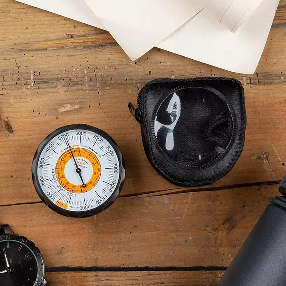 Sun Company Höhenmesser 202M - Batteriefreier Höhenmesser und Barometer | Wetter-Trendanzeige mit weichem Lederetui | Liest Höhe von 0 bis 5.000 Metern, Schwarz