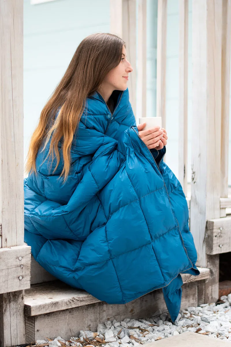 Get Out Gear Double Puffy Campingdecke – Extra Puffy, Packbar, Leicht und Warm | Ideal für Outdoor, Reisen, Stadion, Festivals, Strand, Hängematte | Wasserabweisende Campingdecke (Blau/Rot)